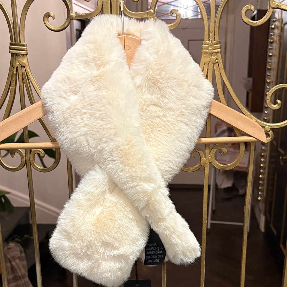 Designer Jocelyn Ivory Faux Fur feels real butter nwt scarf neck warmer